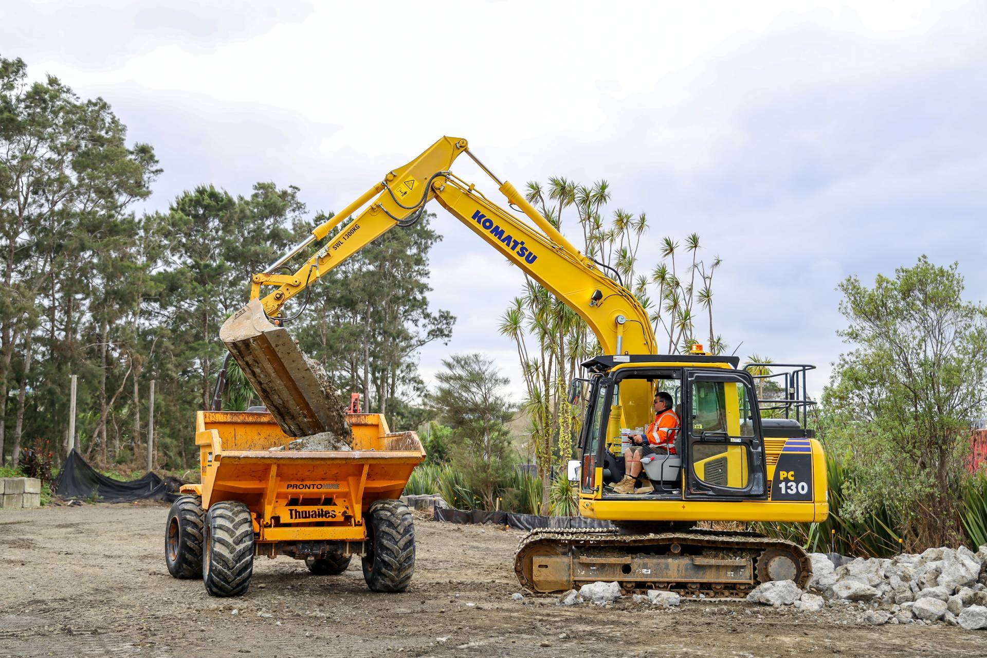 9 Ton Thwaites Site Dumper Swivel or Straight Tip for hire from Pronto Hire Auckland being loaded by Komatsu digger